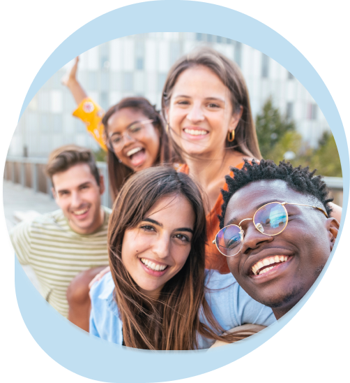 Jovenes sonriendo a la camara - Young people smiling at the camera